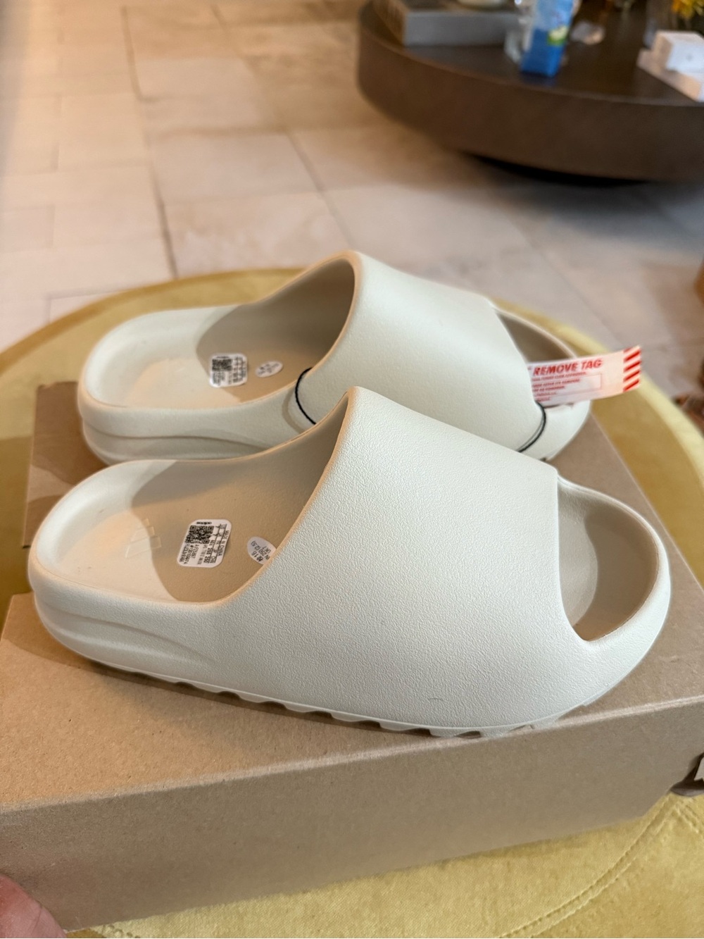 NWT Unisex Yeezy Slide Sandals in Bone - Picture 4 of 7